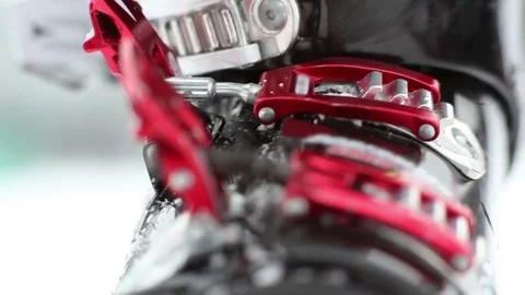 Skiing. Mounts ski boots. 스톡 동영상 70953269