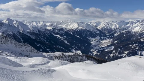 Skiing resort in time lapse Stockbeeldmateriaal 104522897