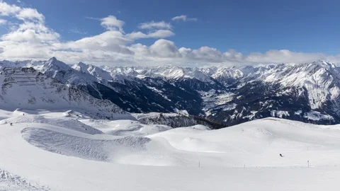 Skiing resort in time lapse Stockbeeldmateriaal 104523994