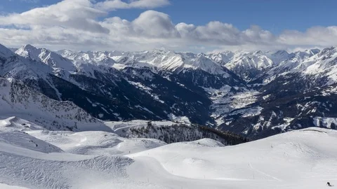 Skiing resort in time lapse - zoom out Video stock 104523814