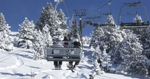 Skilift in the trees Video stock 46870179