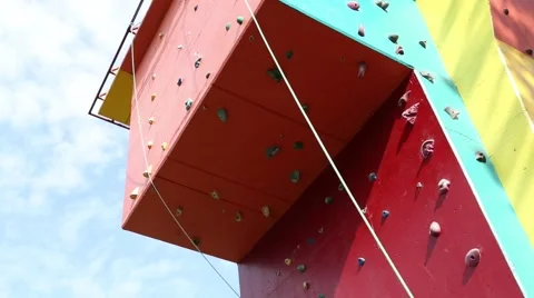 Skilled boy climbs the wall Vídeo Stock 42310409