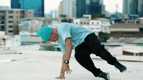 Skilled caucasian B-boy dancer practicing street dancing at rooftop. hiphop. 库存影片 273768952