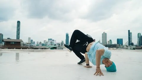 Skilled caucasian B-boy dancer practicing street dancing at rooftop. Endeavor. 库存照片