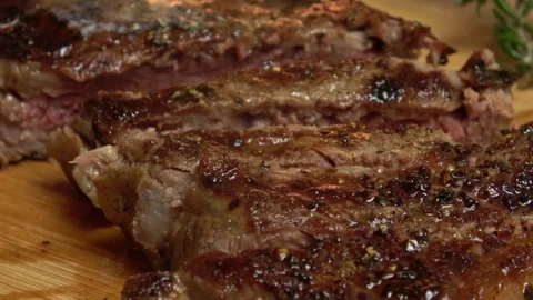 A skilled chef cuts the steak into slices, the steak is tender and delicious. 库存影片 336581652