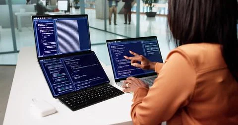 Skilled Coder Creating Websites In Cozy Office Space For Business. Stockfoto's