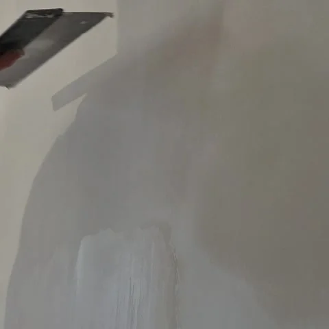 Skilled Construction Worker Applying Thin Coat Plaster on Apartment Wall Vídeo Stock 332245793