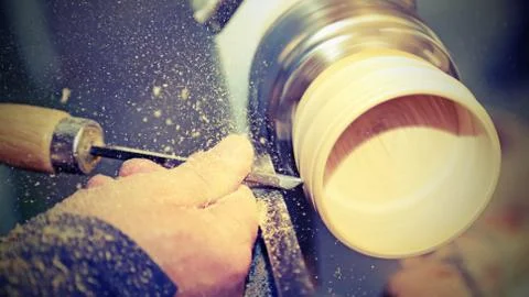 Skilled craftsman with the chisel during the work of the wood piece with the Stockfoto's