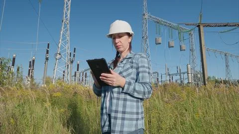 A skilled engineer is actively assessing and analyzing equipment within a wind f Foto stock