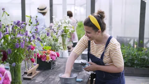 Skilled florist decorating table before event Stock Footage 147718165