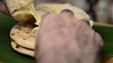 Skilled hands expertly cut and present the delightful Salvadoran pupusas, s.. 動画素材 252339704