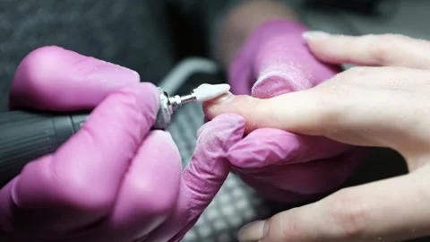 Skilled nail technician using electric manicure drill to remove gel coating Vídeo Stock 326252483