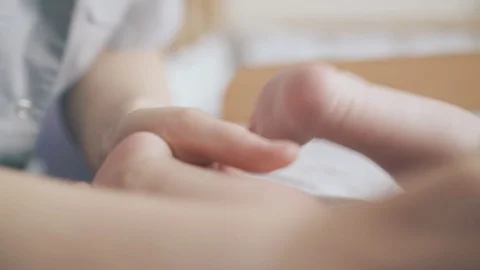 Skilled nurse performs hypertonus leg massage professionally Vídeo Stock 113465603