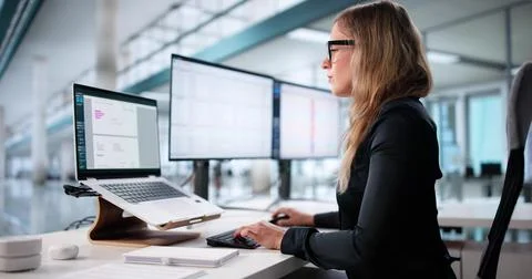 Skilled Payroll Manager Uses Computer To Audit Medical Billing Codes. 库存照片