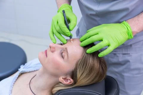 A Skilled Practitioner Preparing for a Safe and Effective Facial Treatment on a Stock-Fotos