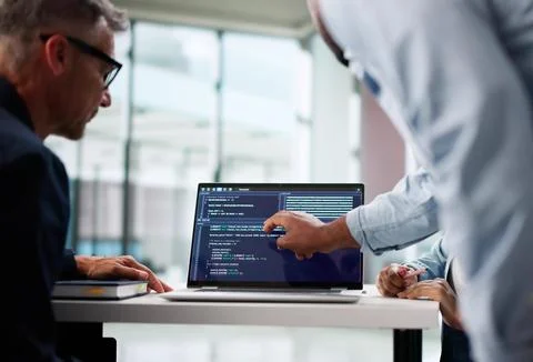 Skilled Programmers Collaborating On Software Development In Modern Office En Stock-Fotos