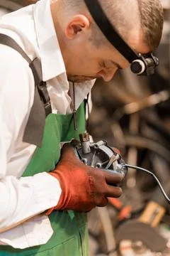 Skilled Technician Inspecting Engine Component with Precision Foto stock