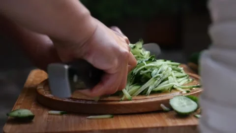 Skilled Woman's Hands Chopping Vegetables Stockbeeldmateriaal 146365387