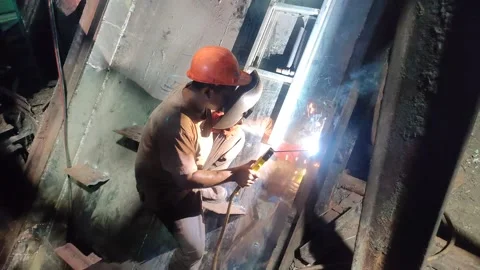 Skilled worker welding metal with precision Video stock 260354727