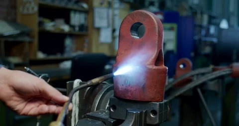 Skilled Worker Welds a Cable Loop on a Steel Cable in Workshop Vidéo 340218834