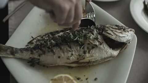 Skillful Chef Demonstrates Proper Fish Cutting Technique on a Plate Vidéo 262184763