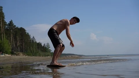 Skimboarding on the beach 库存影片 90791072
