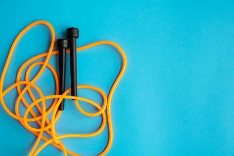 Skipping rope on blue background. Skip rope. Foto stock