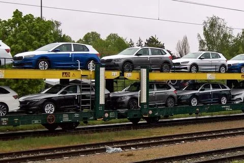  Skoda Autozug, PKW - Neuwagen auf einem Abstellgleis in Feldmoching bei M... Stock Photos