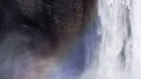 Skógafoss Waterfall forms a rainbow. Close-up view Natural Wonder. Vidéo 108466140