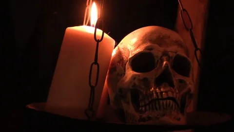 Skull between candles Vidéo 96030130