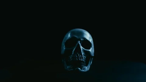 Skull in darkness Vídeos de archivo 94897651