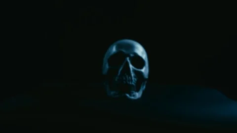 Skull in darkness Vídeos de archivo 94897869