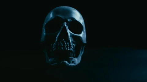 Skull in darkness Vídeos de archivo 94898009