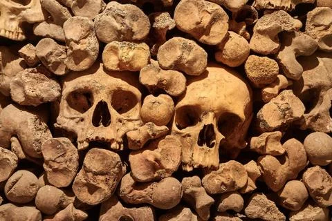Skulls and bones in a wall Foto stock