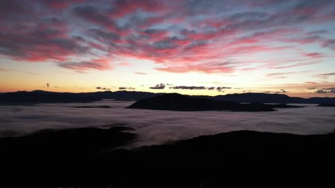 The sky above the mountains, the sunset, clouds, bright sunshine Vídeos de archivo 238568512