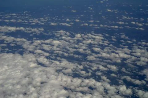 The sky and clouds and the view seen in the window of the plane. Foto stock
