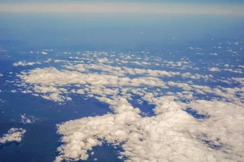 The sky and clouds and the view seen in the window of the plane. Foto stock