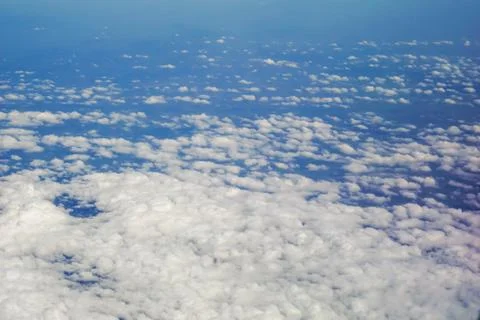 The sky and clouds and the view seen in the window of the plane. Foto stock