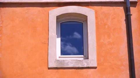 Sky and clouds reflected in a pastel building in Provence, France. Vídeos de archivo 41589669