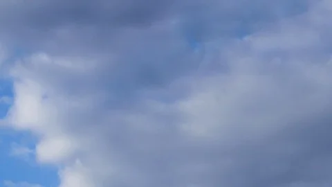 Sky and clouds in time-lapse, spring weather, fluffy white clouds, clear blue Video stock 129629704