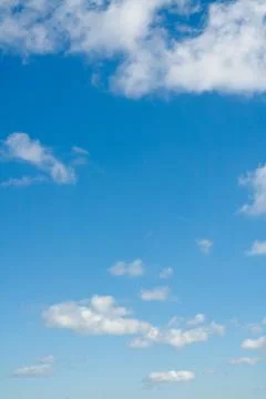 Sky and small clouds over horizon. Heaven. White clouds in the blue sky. Fotos de archivo