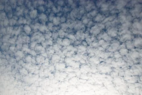 Sky background with tiny floccus clouds. Foto stock