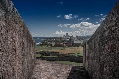Sky Between Stone Wall Foto stock