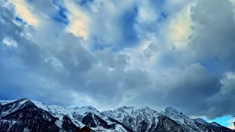 The sky is blue with a few clouds Vidéo 273445258