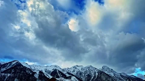 The sky is blue with a few clouds Vidéo 282760355