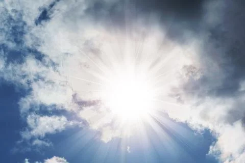 Sky with cloud and sun ray, indicator of good weather, high temperature, we.. Stockfoto's