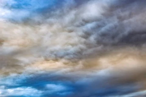 Sky With Clouds In The Evening. The Clouds Are Undulating Calmly, In Balls Foto stock