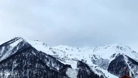 The sky is cloudy and the mountains are covered in snow Vidéo 270742637