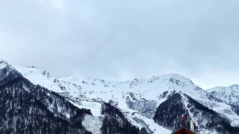 The sky is cloudy and the mountains are covered in snow Vidéo 276719860