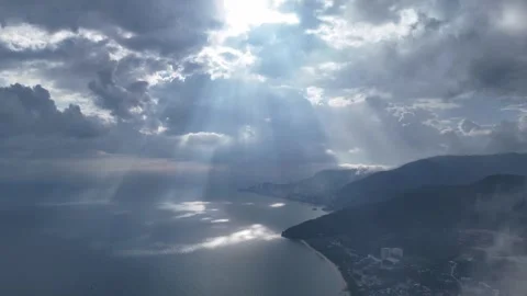 The sky is cloudy and the sun is shining through the clouds Vídeo Stock 332202011